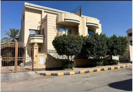 فرصة محدودة توين هاوس في كومباوند جولدن هايتس 1 أمام بوابة ٩ الرحاب مباشرة / جاردن كبيرة / التجمع الخامس