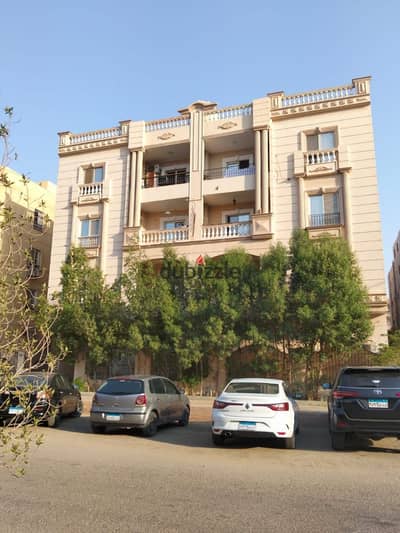 شقة للبيع في المنطقة السادسة عمارات – مدينة الشروق | 203 متر + تراس 115 متر