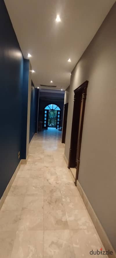 تريبلكس بمدخل خاص للإيجار بكمبوند غرب الجولف بيزمنت وارضي واول مساحة ٥٠٠م بة أسانسير داخلي للغرف عدد ٥ غرف نوم و٤حمام مطبخ وتكييفات مطلوب ٩٠ الف قابل