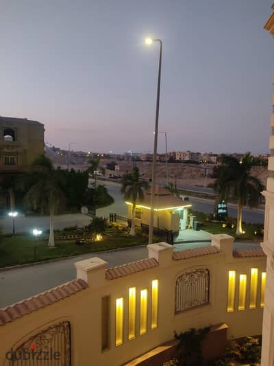 شقه اول سكن اربع غرف افضل لوكيشن في الكومباوند
