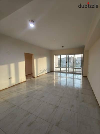 شقه للايجار في المنطقه الاولي عمارات بجوار دار مصر ومولات ستي