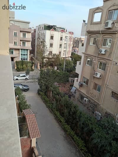 شقة للبيع فى الحى الثامن مجاورة 1 دور تانى بلكونة نص تشطيب