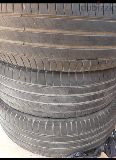 3 فرد كاوتش مقاس 215/60 R 17 بحالة جيدة