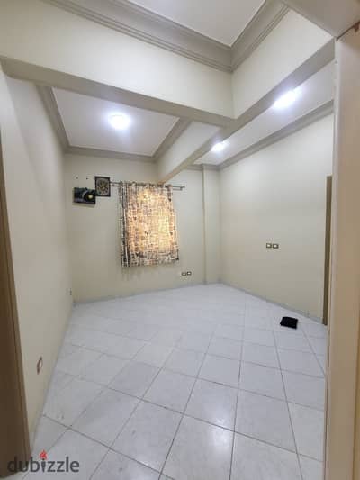Apartment for rent in the third neighborhood of the Fifth Settlement behind Fatima Al-Sharbatly Mosque with kitchen, stove, and water heaters, 4-room apartment