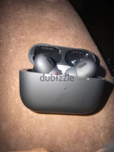 Airpodds سوده مش اصلي كوبي بس لسه جيبها جربتها بس معها علبه