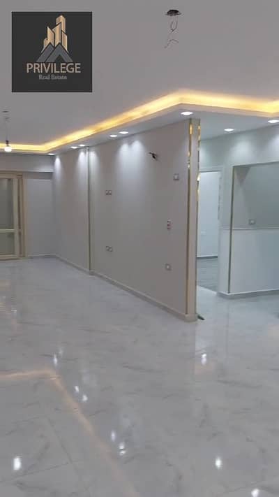 شقة للايجار السكني في الشطر 13 زهراء المعادي قريبة من كارفور و الطريق الدائري مساحة عملية ممتازة و موقع حيوي