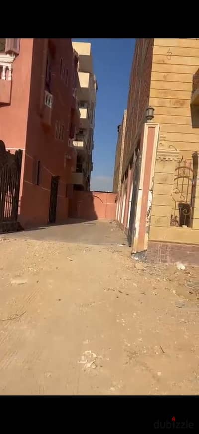 بيت للايجار ثلاث ادوار مساحه الدور 200م في العاشر من رمضان