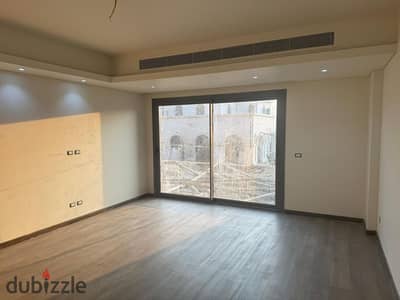شقة مميزة للبيع في كمبوند فيلدج ويست بالشيخ زايد، متشطبة بالكامل ومجهزة بالتكييفات، مع استلام فوري.