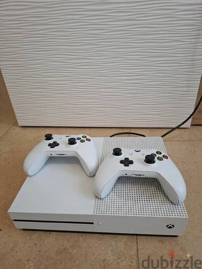 Xbox One S 500GB + 2 Controllers + 4 games