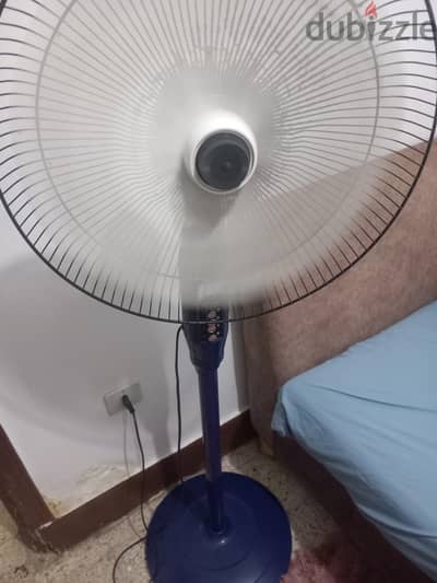 مروحه عمود فريش ١٦ بوصه حلوه جدا ومعاها الوش بتاعها بس محتاج يتركب