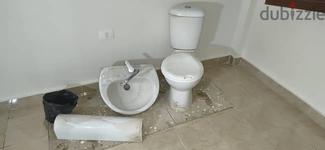 حوض وقاعده شغالين كويس بحاله جيده