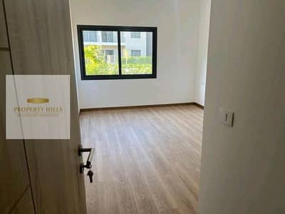 شقة متشطبة بالتكييفات  جاهزة عالمفتاح بجاردن استلام فوري  في كمبوند راقي فيفث سكوير من المراسم