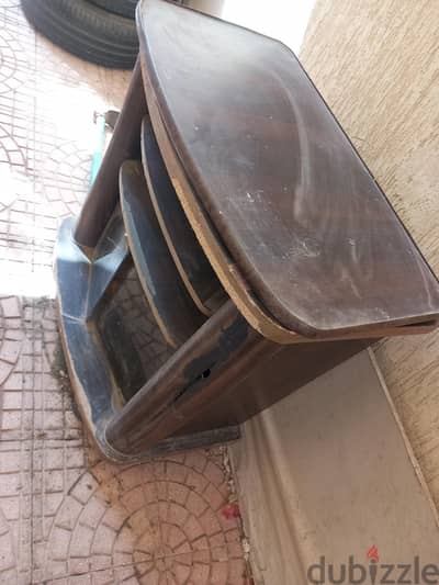 تربيزه تلفزيون بعجل  بحاله جيده