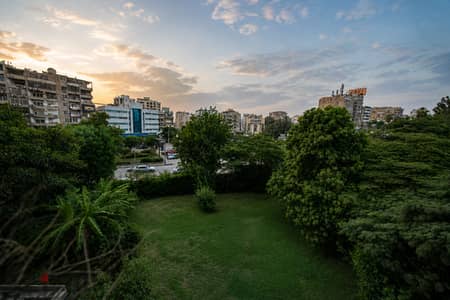 دوبلكس بواجهة بحرية  مباشر على ميدان الجزائر | شارع النصر – المعادي