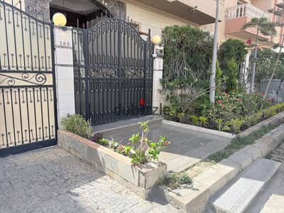 شقة مفروشة أرضي 185م في المستثمرين الجنوبية – 3 غرف و2 حمام – مكيفة بالكامل – ب30 ألف تطل علي حديقة