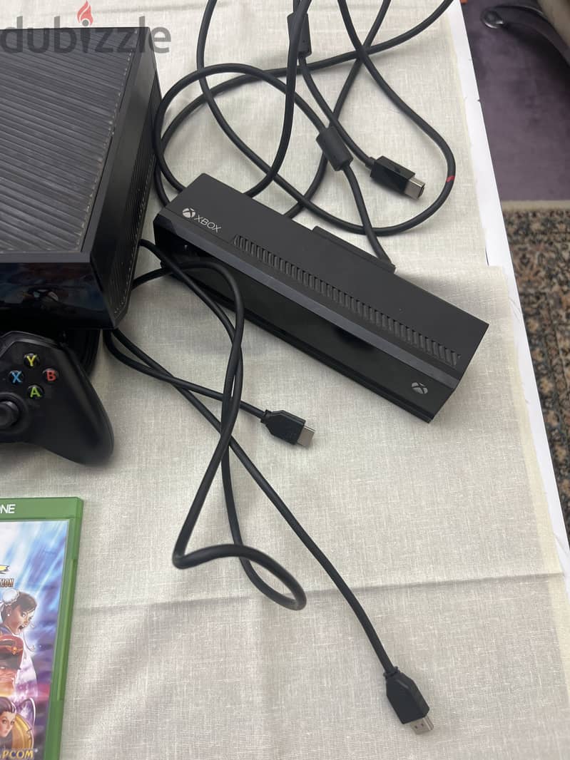 Xbox one with Kinect and 2 controllers 2