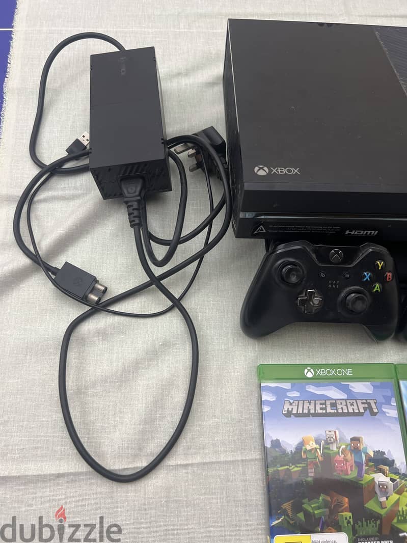 Xbox one with Kinect and 2 controllers 3