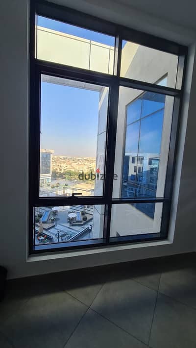 بسعر لقطه عيادة للبيع في Eterna Mall بجوار ميفيدا اقل من سعر السوق بحوالي 2 مليون