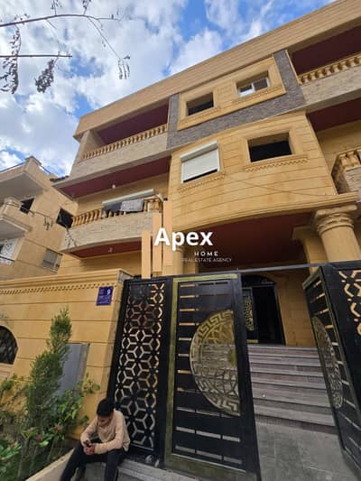 For a quick sale: distinctive apartment in District 6 for living or investment, near all services, competitive price. Seize this rare opportunity now.