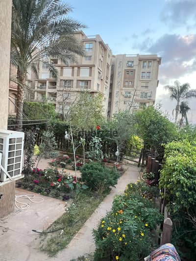 شقه ارضي بجاردن للبيع بالمراحل الاولى b3 وفيو النادي دايركت