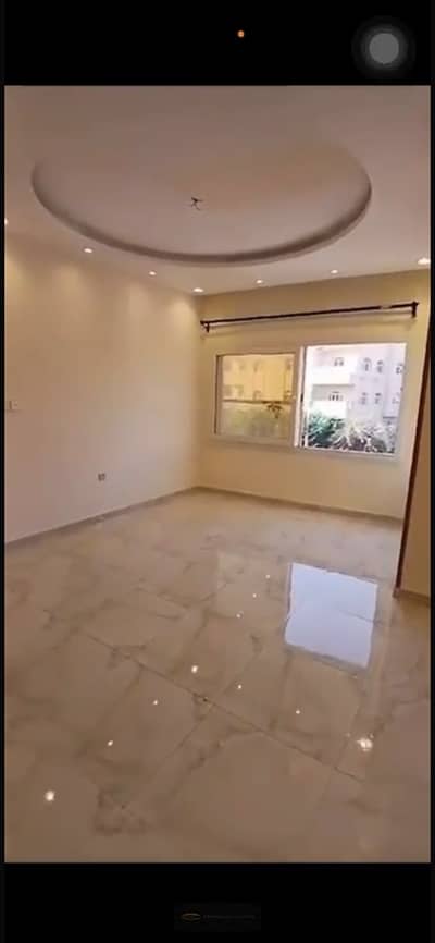 شقة للبيع مميزة في الحي الثامن – الشيخ زايدالمساحة: 220 متر الدور: الأول كبيرة وتقسيمة عملية داخل
