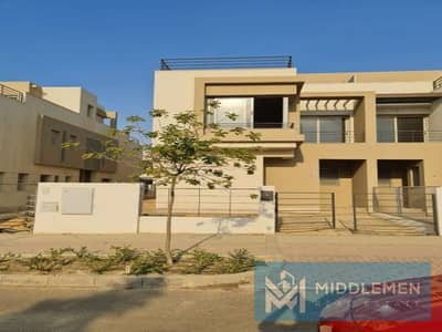 town house middle 227m 4beds prime location with DP and installment palm hills new cairo