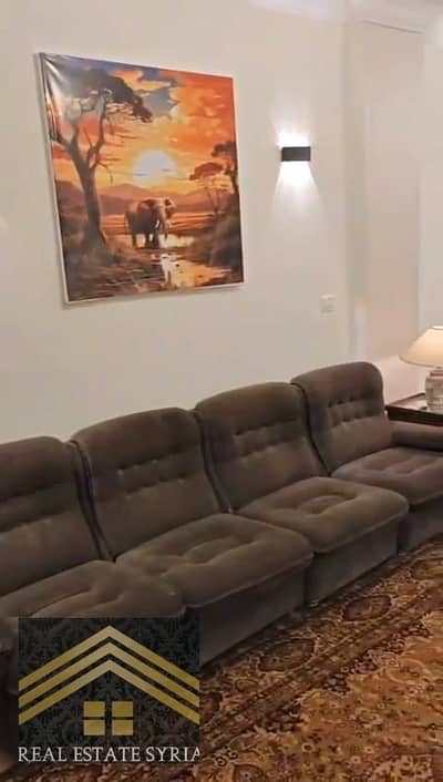 شقه متعدده الغرف للطلاب الشقه تحتوي على ثلاث غرف الغرفه الواحده ب 12000 بالمكيف ويوجد حمامين مشتركين يوجد بالشقه اجهزه المطبخ تي في جميع الاجهزه الكهربائيه انتريه ترابيزه سفره بالحجز بالاولويه للطلاب لطلاب الجامعه البريطانيه