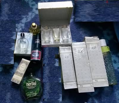 زجاجات عطور فارغة