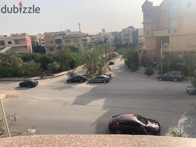 شقة دور كامل ٣٠٠ متر فى ڤيللا دور تانى بلكونة الموقع التجمع الخامس الحى الاول المنطقة الخامسة ڤيللا ٣٩ شارع رقم ١ ٤ غرف نوم منهم غرفة ماستر رسيبشن صالون وسفرة كبيرة مطبخ ارو  ليڤنج كبير على تراس ٢ حمام ڤيو على ميدان مميز مفروشة بالكامل مكيفة بالكامل جميع
