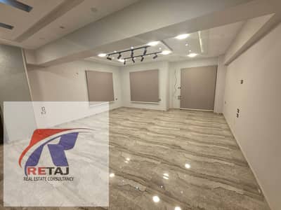 شقة للإيجار سكني أو إداري في فيلات النرجس 8 علي الشارع الرئيسي بالقرب من موبيل وسالية سوكريه