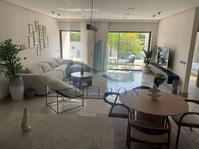 شقة مميزة للإيجار داخل Lake View Residence، بمساحة 145 مترًا مربعًا وتقع في الدور الأول. تتميز بتوزيع عملي ومريح، وتضم غرفتي نوم وحمامين،