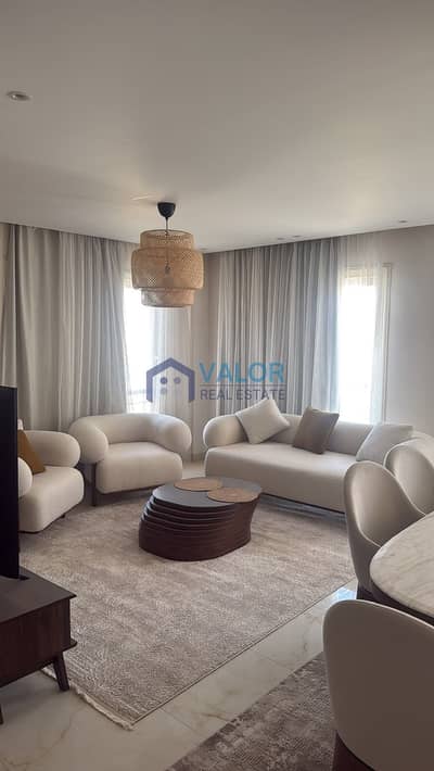 بنتهاوس للبيع مفروش تشطيب سوبر لوكس روف خاص كومباوند Stone Residence القطامية مباشرة علي الطريق الدائرى بالقرب من المعادى علي مدخل التجمع الخامس
