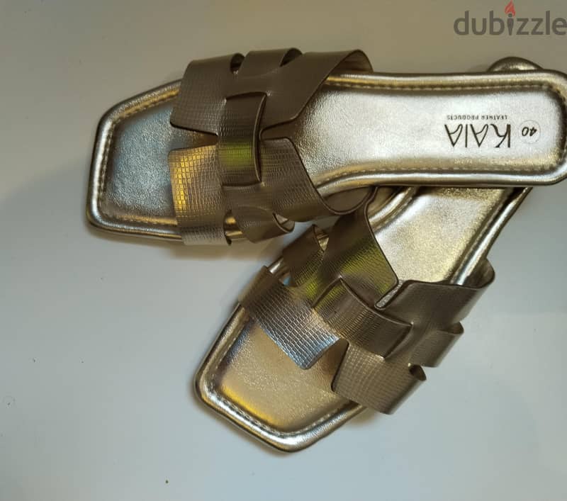 Gold slipper size 40 new with box حذاء خروج دهبي اللون مقاس ٤٠ 1