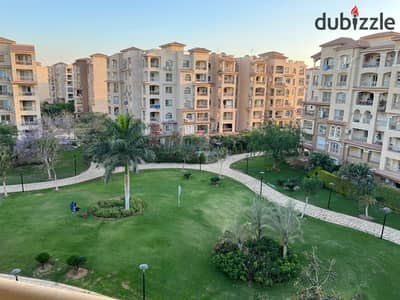 شقة مميزة للبيع كاش في مدينتي داخل المرحلة B3، بمساحة 245 م تتميز بإطلالة مباشرة على الوايد جاردن مع موقع متميز على بعد خطوات من النادي ومنطقه الخدمات