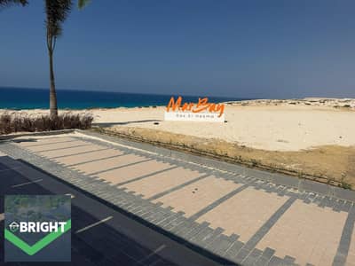 شاليه للبيع في رأس الحكمة بمقدم 5% داخل MarBay مع مطبخ مجهز وتكييفات
