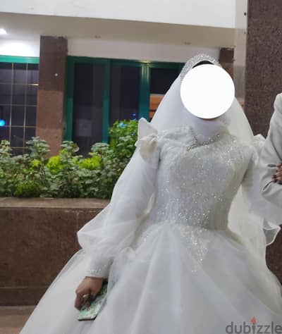 فستان زفاف بالطرحه. . . حالته ممتازه لبسه واحده يلبس حتى 65 كيلو