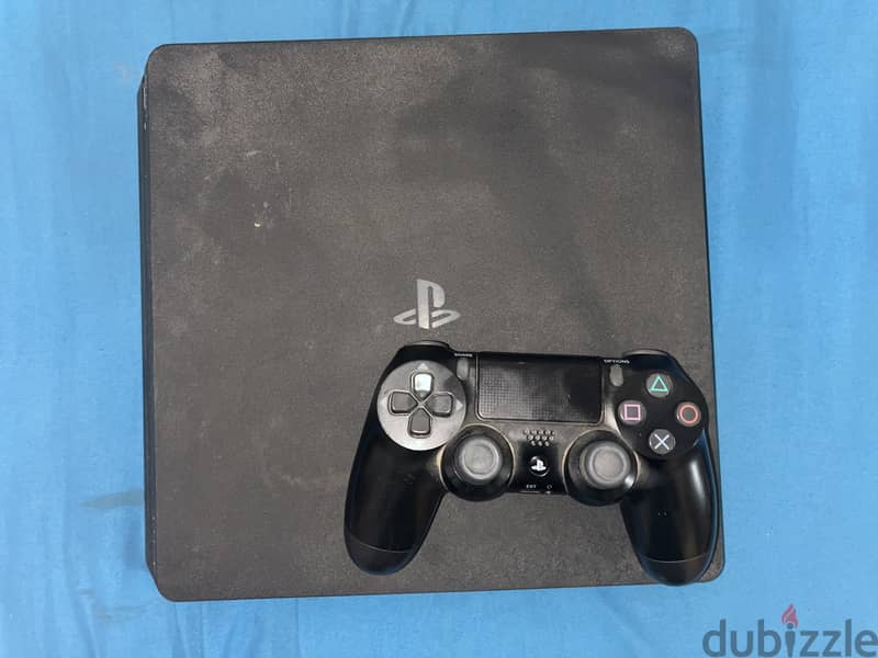 PlayStation 4 Slim 1