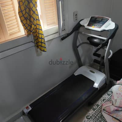 مشاية كهربائيه و جهاز اهتزاز حزام البطن و 2 دامبلز 3ك
