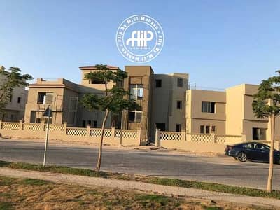 فيلا مستقلة للبيع في جولف فيو بمساحة 2500 متر مربع تطل على الجولف والبحيرة