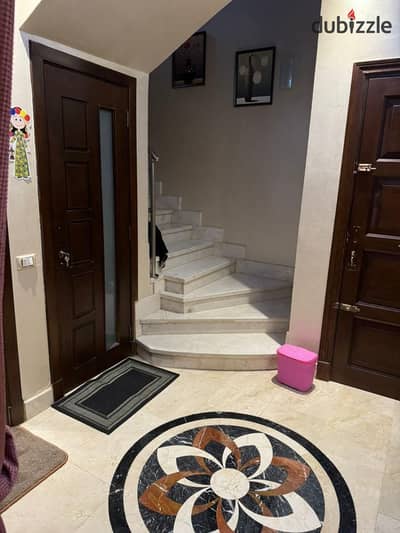 Ground and first-floor duplex for rent in Casa Beverly Hills, 240m with a private garden of 30m, two bedrooms and 3 bathrooms, with a distinctive view and location