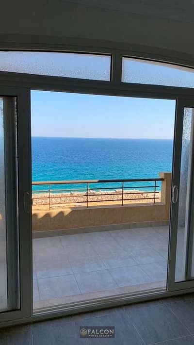 شالية للبيع صف اول بفيو بانورامي متشطب بالتكيفات والمطبخ في قريه تلال السخنه telal el sokhna