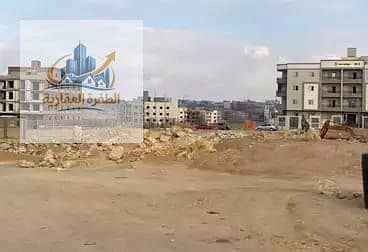 قطعة 4,813م تجاري إداري، بجوار الداون تاون ومدخل التجمع، موقع استثماري مميز جدًا وواجهة قوية على الـ90.