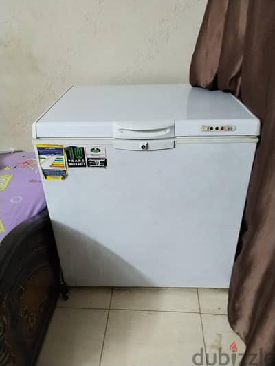 ديب فريزر كريازي ٢٢٠ لتر بحاله ممتازه