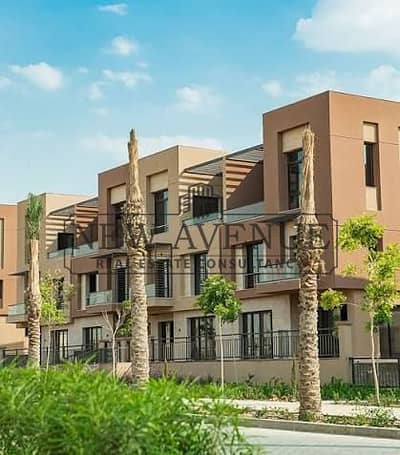 تاون هاوس للبيع في مراكز ديستريكت 5  لوكيشن مميز  258م  40م روف  ثلاث غرف  طوب احمر District 5 marakez
