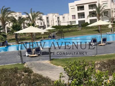 شاليه بجاردن للبيع في أمواج الساحل الشمالي Amwaj من الأهلي صبور مفروش بالكامل بالتكييفات جاهز للاستلام بموقع مميز بحري وإطلالة على حمام السباحة