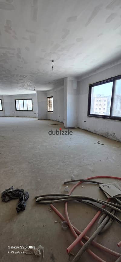 مصنع للايجار نشاط هندسى التجمع الخامس المنطقة الصناعية مساحة الارض 300متر مبنى بدروم وارضى واول تانى تشطيب سوبر لوكس مطلوب200 الف تانى نمره من الشارع