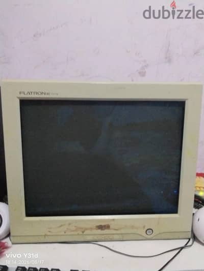 شاشة LG Flatron CRT مستعملة بحالة جيدة السعر 400جنيه سيبك من ال800دول