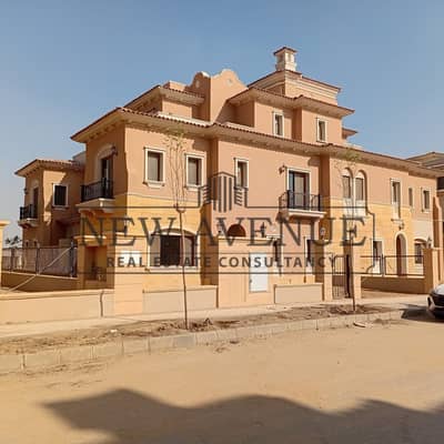 تاون هاوس كورنر للبيع فى سيتى جيت كمبوند City Gate Compound استلام فورى يطل على الڤيلات مباشره