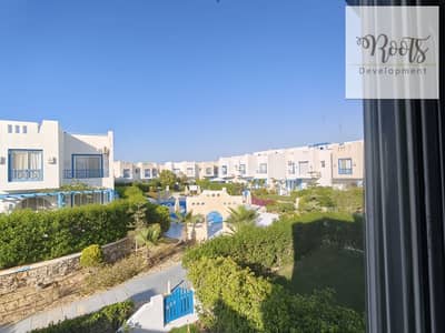 للبيع توين هاوس مفروش بالكامل بالتكيفات و الاجهزة تاني صف من البحر يطل علي الاجون فى ماونتن ڤيو رأس الحكمة الساحل الشمالى
