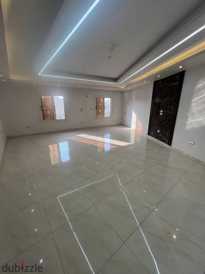For rent, a 185 square meter ultra-luxury apartment on El-Bahr Street, seventh floor with elevator